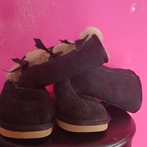 Cozy Black Suede Slippers with Cream Fur Lining
